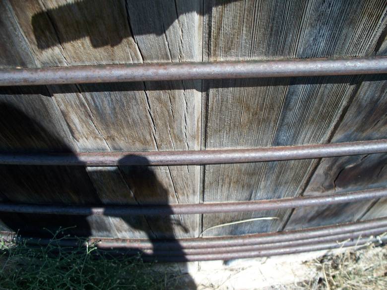 Redwood Water Tank - Close-up of Bands